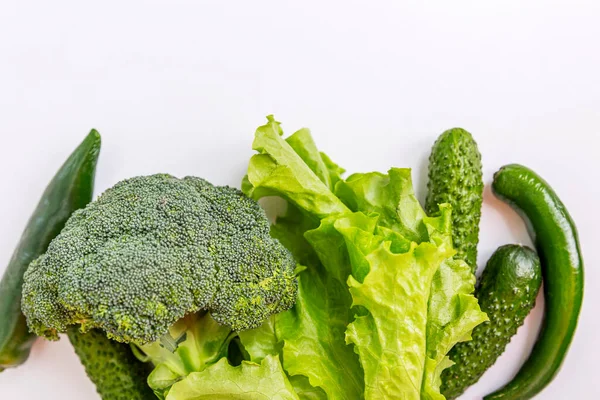 Bland Grønne Grøntsager Hvid Baggrund Broccoli Salat Agurker Peberfrugter Øverste - Stock-foto