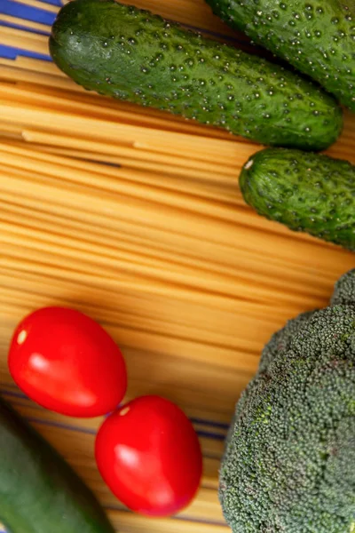 Čerstvé Okurky Rajčata Brokolice Posypanými Špagetami Zdravý Životní Styl Středomořská — Stock fotografie