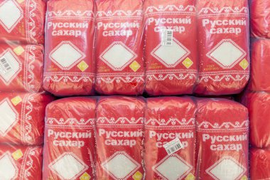 Moskova, Rusya, 04 / 25 / 2020: Çok sayıda kırmızı şeker paketleri iki sıra halinde dizildi. Kendini izole etme sürecindeki temel gıdalardan biri. Süpermarketten alabileceğin şeyler..