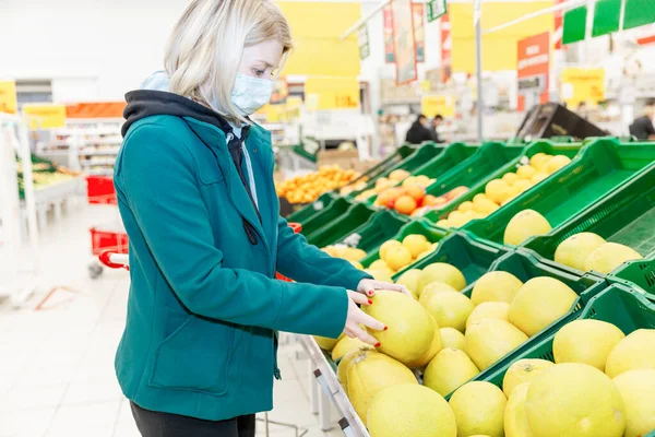 Uma Mulher Com Uma Máscara Num Corredor Num Supermercado Colher — Fotografia de Stock