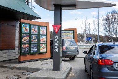 Moskova, Rusya, 26 / 04 / 2020: Arabalardan McDonald 's' a kadar kuyruk. Koronavirüs salgınının kendini izole ettiği dönemde fast food beslenmesi. 