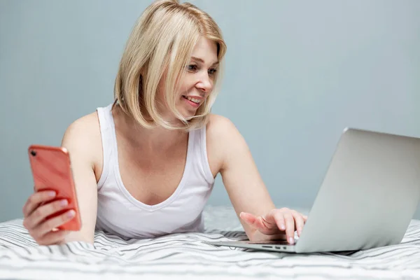 Adult Caucasian Woman Her Pajamas Excited Have Found Good News — Stock Photo, Image