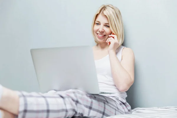 Adult Caucasian Woman Her Pajamas Excited Have Found Good News — Stock Photo, Image