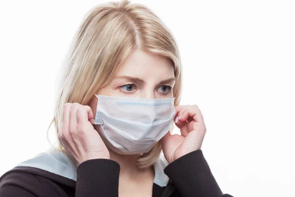 Close Adult White Woman Wearing Adjusting Disposable Mask Her Face — Stock Photo, Image