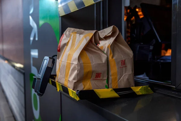 Moskva Ryssland 2020 Föraren Bilen Får Beställning Mcdonalds Fönster Populär — Stockfoto