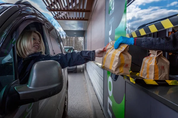 Moscú Rusia 2020 Conductor Coche Recibe Pedido Ventana Mcdonald Restaurante — Foto de Stock