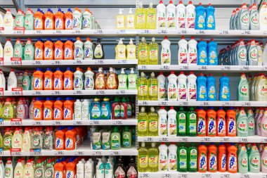 Moskova, Rusya, 04 / 29 / 2020: Bir süpermarkette birkaç sıra temizlik malzemesi. Çoklu renkler.