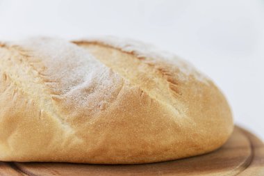 Tahtada beyaz el yapımı ekmek. Sağlıklı beslenme. Yakın çekim. Mesaj için yer var. Beyaz arkaplan.