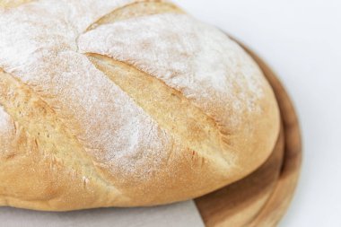 Tahtada beyaz el yapımı ekmek. Sağlıklı beslenme. Yakın çekim. Mesaj için yer var. Beyaz arkaplan.