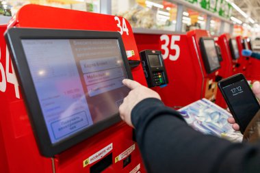 Moskova, Rusya, 04 / 07 / 2020; El, self-servis kullanarak bir süpermarkette çıkış yapıyor. Otomasyon, parlak renkli. 