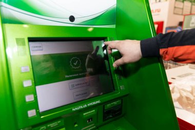 Moskova, Rusya, 04 / 07 / 2020; ATM makinesinin vitrininde elle tıklama düğmeleri. Parlak renkler, arayüz.