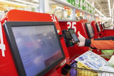 Moskova, Rusya, 04 / 07 / 2020; El, self-servis kullanarak bir süpermarkette çıkış yapıyor. Otomasyon, parlak renkli. 