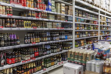 Moskova, Rusya, 04 / 29 / 2020; bir süpermarkette farklı türde şişelenmiş alkol. Birden fazla renk, fiyat etiketleri. 