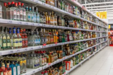 Süpermarkette bir sürü farklı türde içki satılıyor. Birden fazla renk, fiyat etiketleri. Bulanık. 