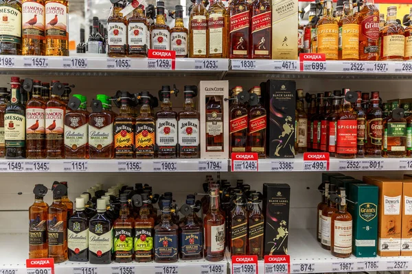 Moscow Russia 2020 Rows Alcohol Different Kinds Supermarket Различные Цвета — стоковое фото
