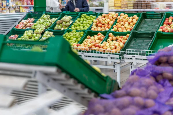 Filas Cestas Cheias Vários Frutos Supermercado Fruta Nutritiva Antecedentes Foco — Fotografia de Stock