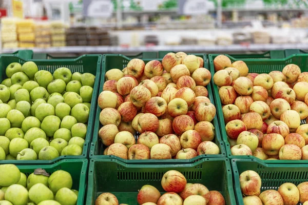 Kosz Wypełniony Zielonymi Czerwonymi Jabłkami Supermarkecie Pożywne Owoce Koncentracja Nowej — Zdjęcie stockowe