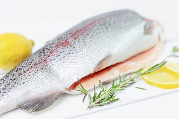 Eine Rohe Forelle Scheiben Geschnitten Daneben Zitronen Und Rosmarinblätter Süßwasserfische — Stockfoto