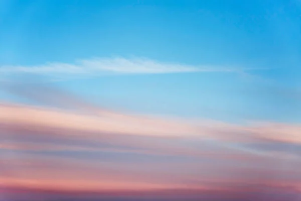 Όμορφο Ροζ Ηλιοβασίλεμα Ένα Φωτεινό Γαλάζιο Ουρανό Χώρος Για Κείμενο — Φωτογραφία Αρχείου