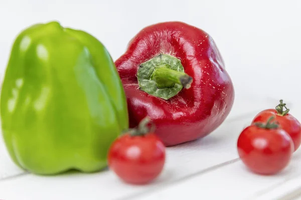 Poivrons Rouges Verts Doux Tomates Cerises Sur Une Table Bois — Photo