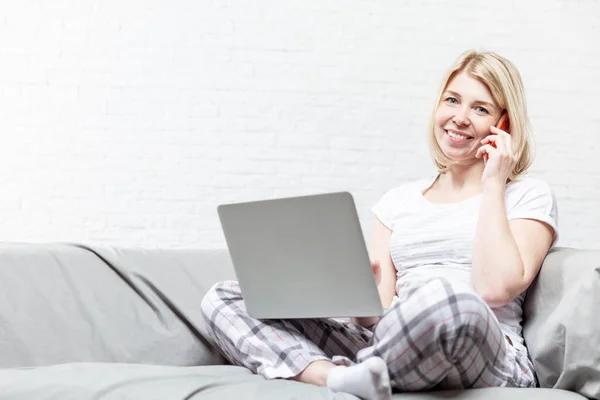 Smiling Blonde Woman Sitting Couch Working Online Remote Work Coronavirus — Stock Photo, Image