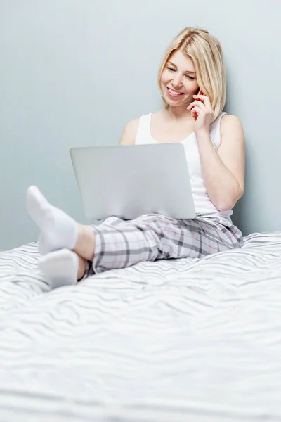 Smiling Woman Pajamas Sitting Bed Laptop Smartphone Remote Work Coronavirus — Stock Photo, Image