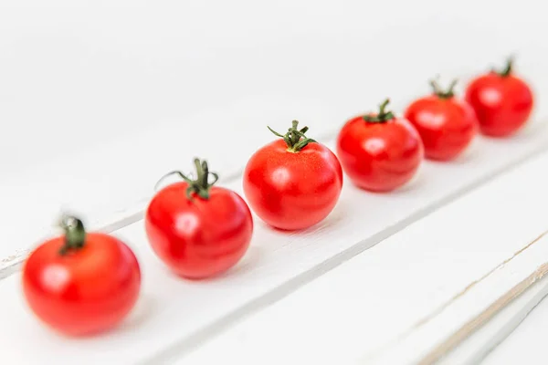 Barisan Tomat Ceri Yang Lezat Atas Meja Kayu Putih Diagonal — Stok Foto