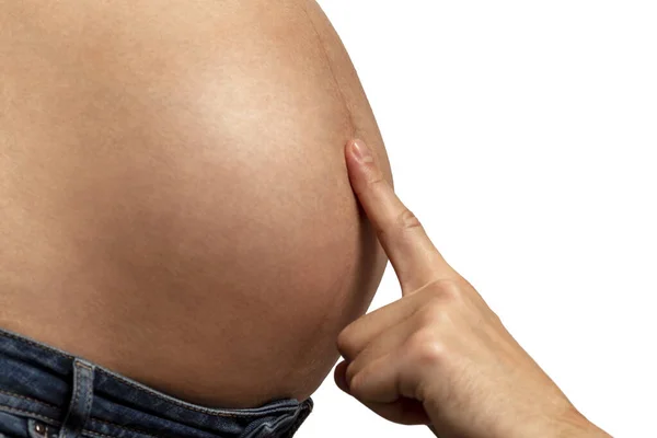孕妇大肚子的肚脐上戴着食指 对母性的期望被白色的背景隔离了特写 案文的篇幅 — 图库照片