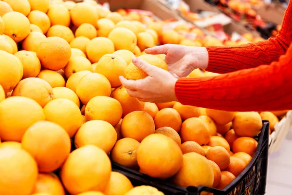 Mujer Recoge Naranjas Jugosas Supermercado Vida Sana Vitaminas Primer Plano — Foto de Stock