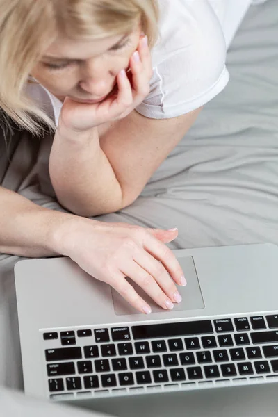 Woman Lies Her Stomach Bed Laptop Remote Work Training Coronavirus — Stock Photo, Image