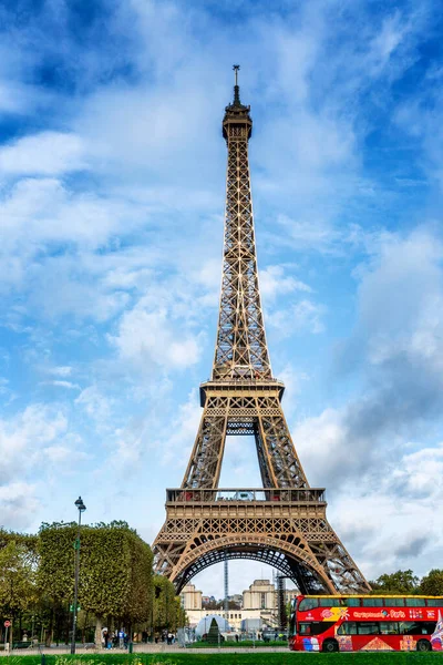 Paris França 2019 Torre Eiffel Com Ônibus Turístico Fundo Céu — Fotografia de Stock