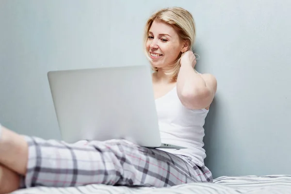 Woman Pajamas Sitting Bed Laptop Remote Work Training Pandemic Coronavirus — Stock Photo, Image