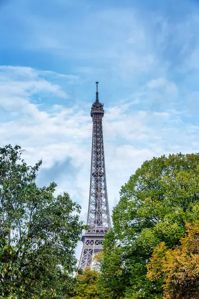 Eiffel Torony Buja Zöld Fák Között Kék Felhős Ellen Függőleges — Stock Fotó