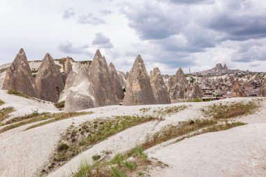 Kapadokya vadisindeki güzel pembe dağlar. Harika bir manzara. Seyahat ve turizm.