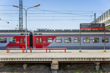 Moskova: Rusya, 11 / 05 / 2020: Leningrad istikametindeki Kryukovo istasyonunda Lastochka treni ayakta.