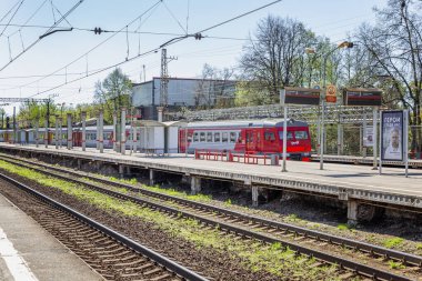 Moskova: Rusya, 11 / 05 / 2020: Büyük bir istasyondaki demiryolu platformu.