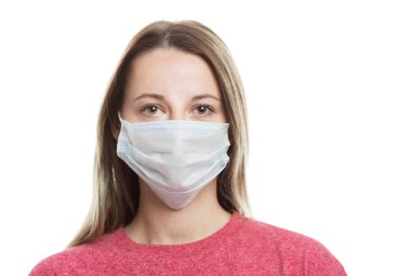 Tıbbi maskeli genç bir kız. Koronavirüs salgını sırasında alınan önlemler. Alerjik reaksiyonların önlenmesi. Beyaz bir arka planda izole edilmiş. Yakın plan..
