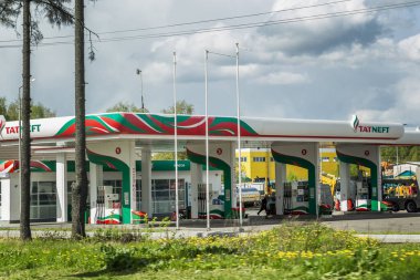 Moskova, Rusya, 15 / 05 / 2020: Leningradskoye Shosse üzerindeki Tatneft benzin istasyonları.