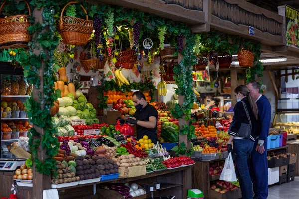 俄罗斯莫斯科 2020年5月15日 一个拥有大量成熟果实的摊位 买主看着柜台 然后选择 素食和健康营养 — 图库照片