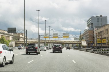 Moskova, Rusya, 15 / 05 / 2020: Büyük bir şehrin yollarında arabalar.