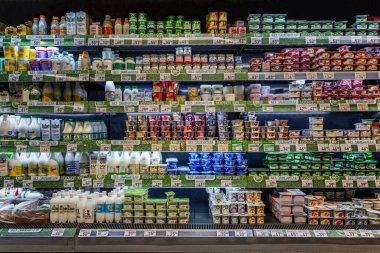 Moskova, Rusya, 15 / 05 / 2020: Süpermarketteki raflarda geniş bir mandıra ürünü çeşitliliği. Sağlıklı beslenme