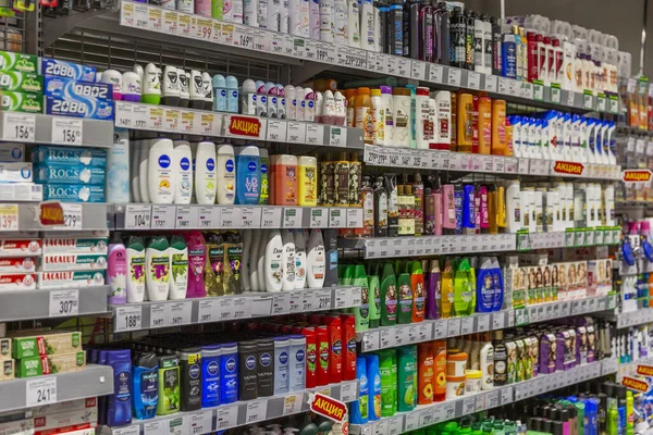 Moskou Rusland 2020 Grote Selectie Hygiëneproducten Schappen Een Supermarkt Zijaanzicht — Stockfoto