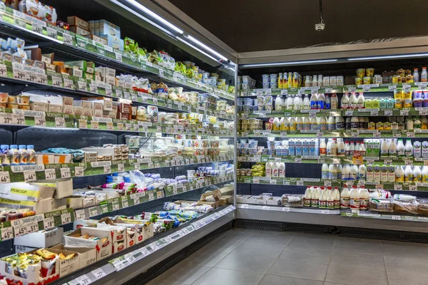 Moskou Rusland 2020 Een Groot Assortiment Zuivelproducten Schappen Supermarkt Gezond — Stockfoto