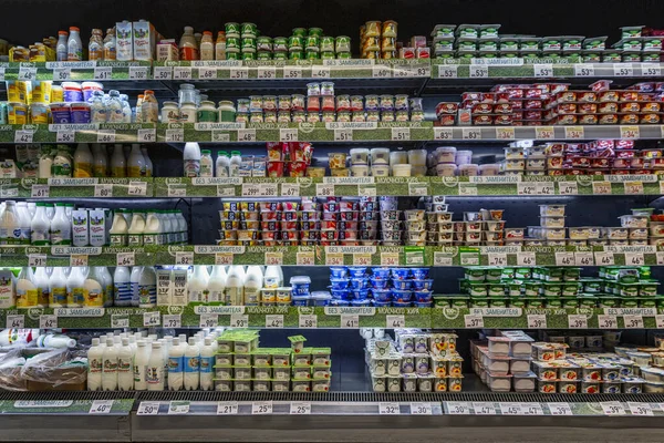 Moskou Rusland 2020 Een Groot Assortiment Zuivelproducten Schappen Supermarkt Gezond — Stockfoto