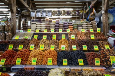 Moskova, Rusya, 15 / 05 / 2020: Pazardaki tezgahta büyük bir fındık ve kurutulmuş meyve çeşidi. Ön manzara. Sağlıklı beslenme ve vejetaryenlik.
