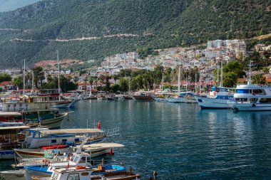 Dağlardaki küçük bir tatil köyünde güzel bir marinada yatlar ve küçük ahşap botlar. Turizm ve seyahat. Parlak güneşli bir gün.