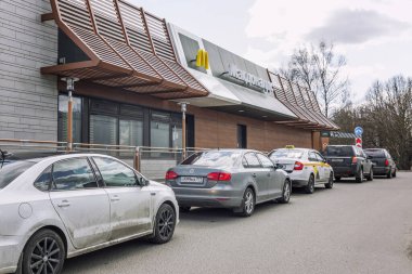 Moskova, Rusya, 26 / 04 / 2020: araba kuyruğu ve McDonald 's paket servisi.