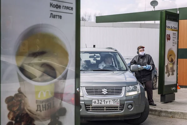 Moscú Rusia 2020 Trabajador Mcdonald Con Máscara Médica Protección Recibe — Foto de Stock