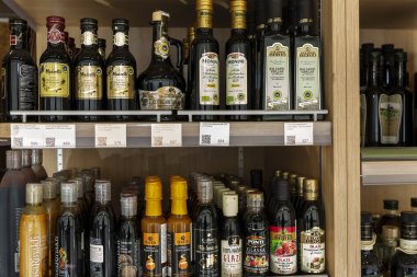 Moskova, Rusya, 09 / 04 / 2020: Mağazadaki raflarda sebze yağları.