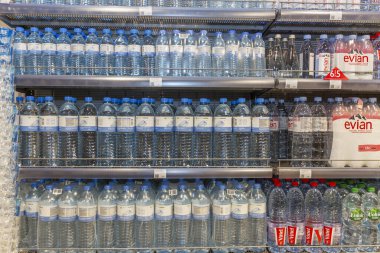 Moskova, Rusya, 09 / 04 / 2020: Bir süpermarkette raflardaki plastik şişelerde büyük miktarda içme suyu seçimi. Ön görünüm.